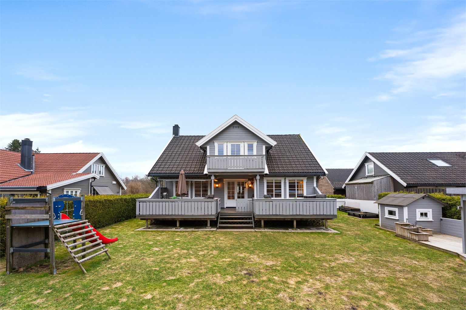 Romslig og solrik hage med god plass til sosiale sammenkomster for store og små