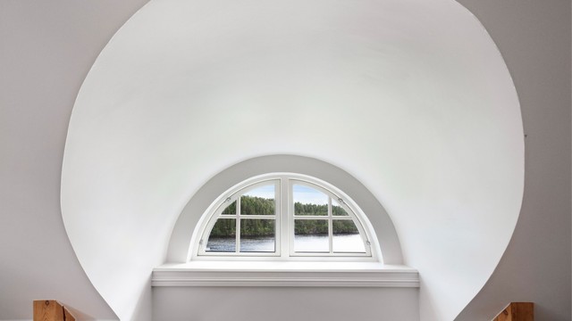Arkitekturen på loftet skaper en unik og luftig atmosfære