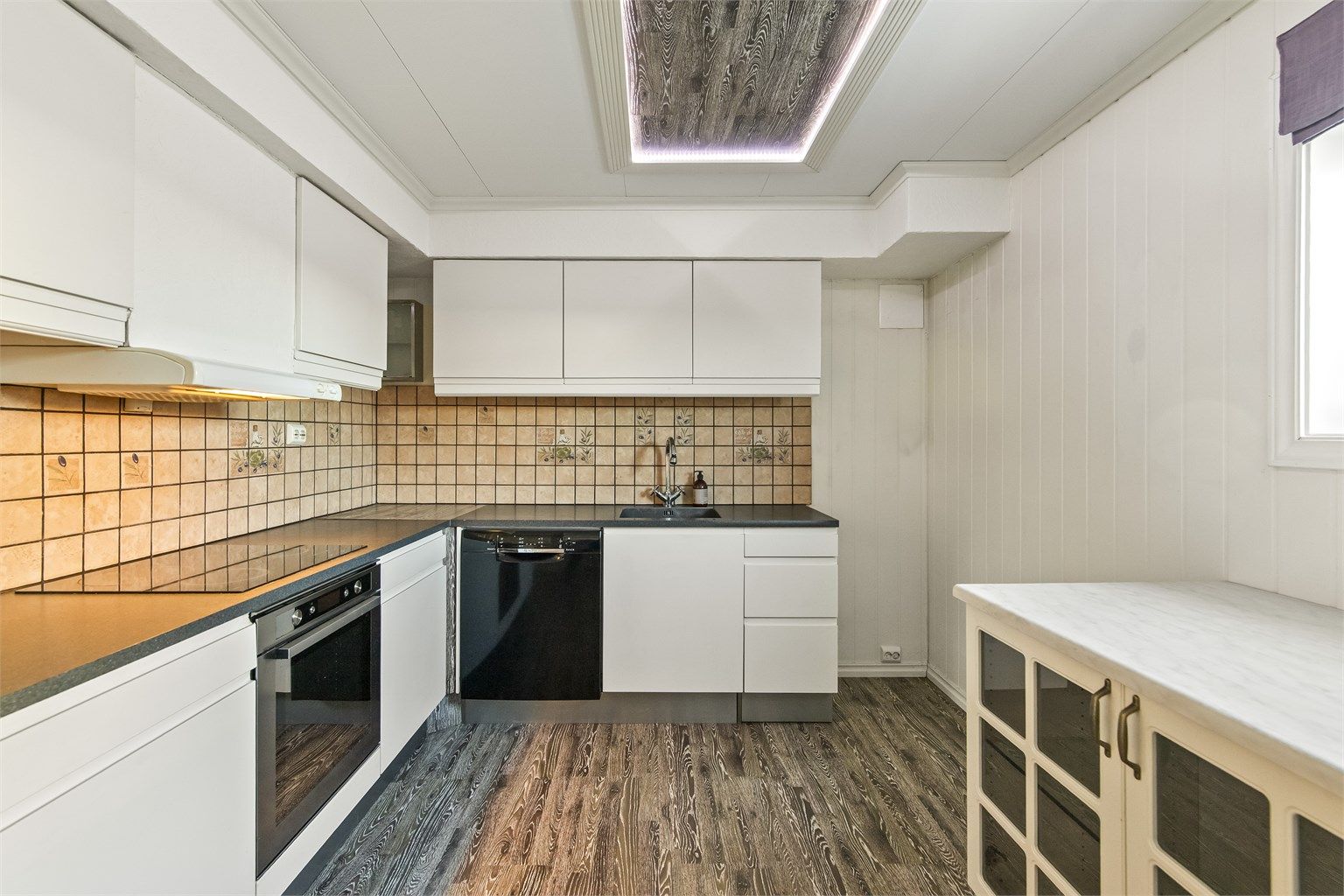 Kjøkken i underetasjen/hybel.