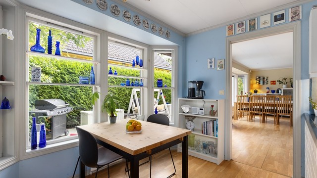 På kjøkkenet er det en koselig spiseplass ved vinduet, perfekt for rolige frokoster og hyggelige måltider i hverdagen.