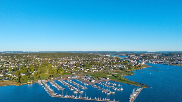 Rosanes badeplass og Teie småbåthavn ligger i nærområdet.