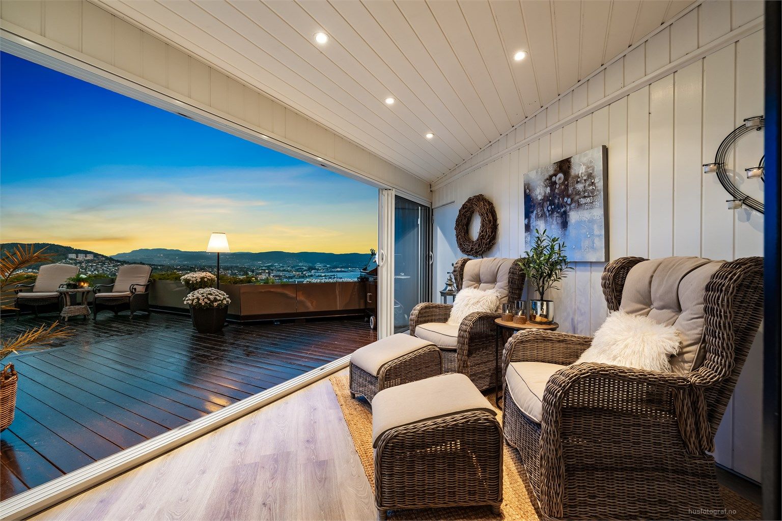 Den innglassede terrassen på 9 kvm fungerer som en lun og skjermet utestue - skyvedørene kan åpnes helt opp. Ikke byggemeldt innglasset del av terrasse.