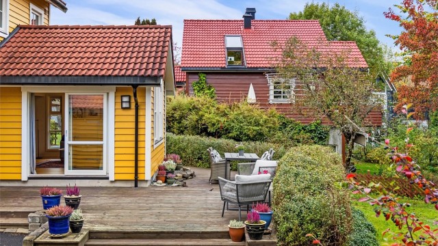 Boligen ligger i et rolig og etablert bomiljø i blindvei med trygge rammer for barnefamilier.