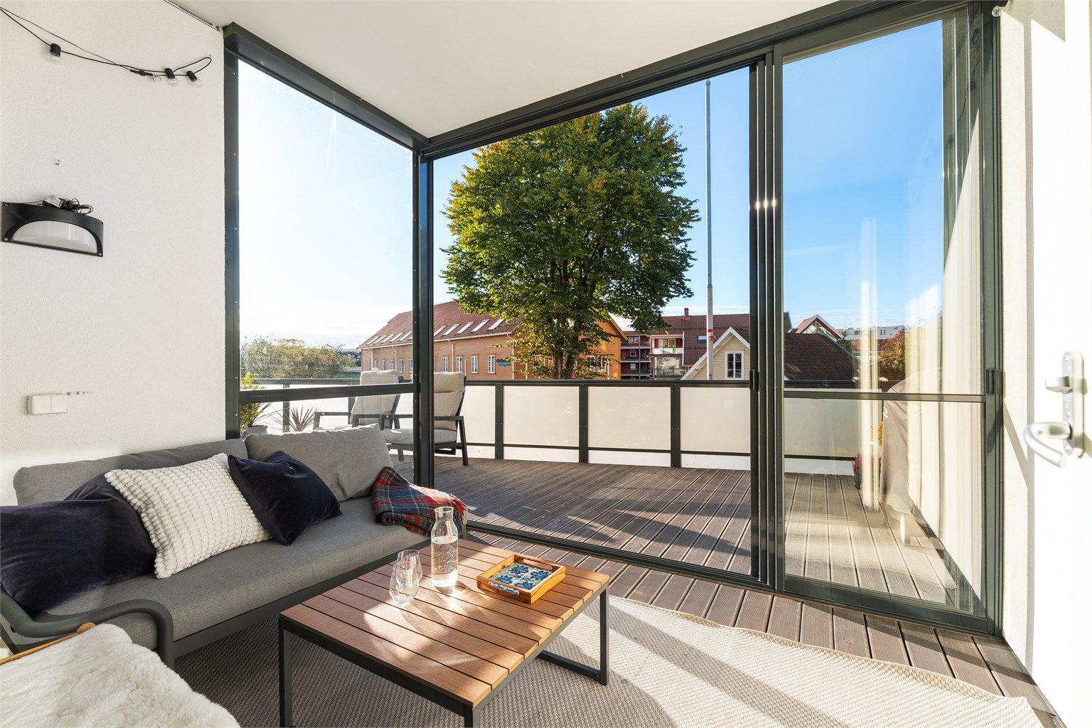 Innglasset vinterhage i forkant av stuen, hvor det kan åpnes opp helt til terrassen. 
