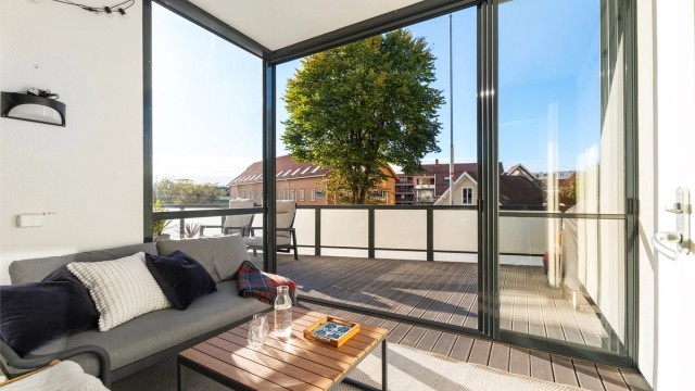Innglasset vinterhage i forkant av stuen, hvor det kan åpnes opp helt til terrassen.