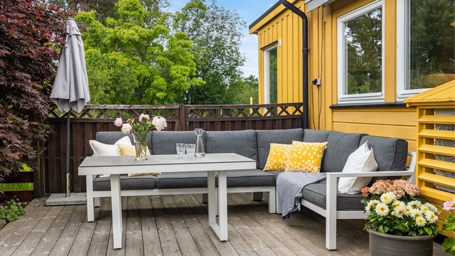 Terrassen er på ca 20 kvm og har markise montert samt utestrøm
