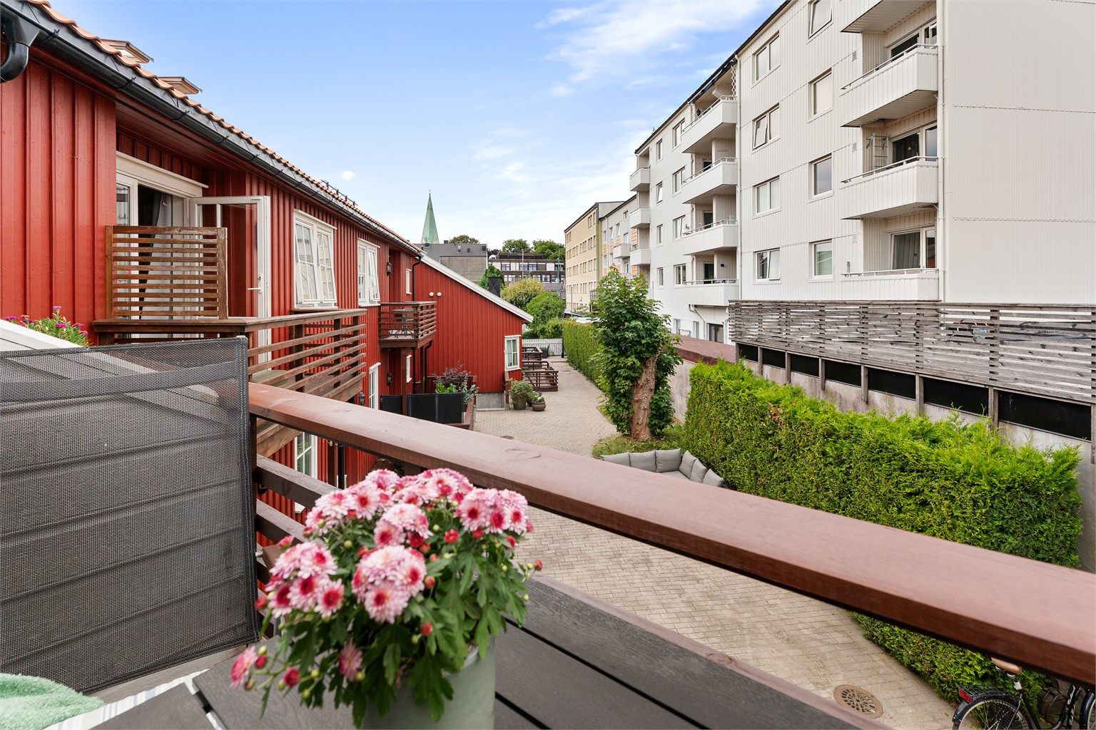 Uteplass med lunt preg og utsyn mot det skjermede indre gårdsrommet.