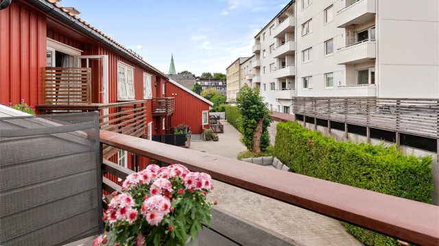 Uteplass med lunt preg og utsyn mot det skjermede indre gårdsrommet.