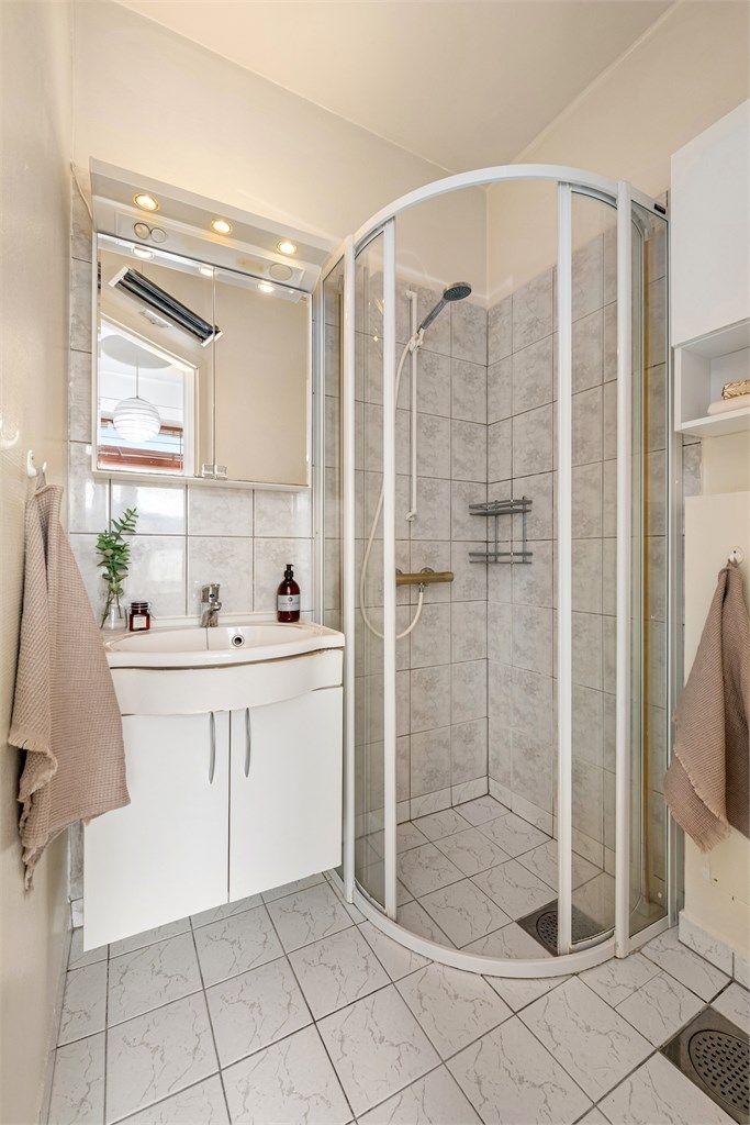 Badet er utstyrt med mekanisk avtrekksvifte i vegg. Leilighetens stoppekran er plassert i veggluken.