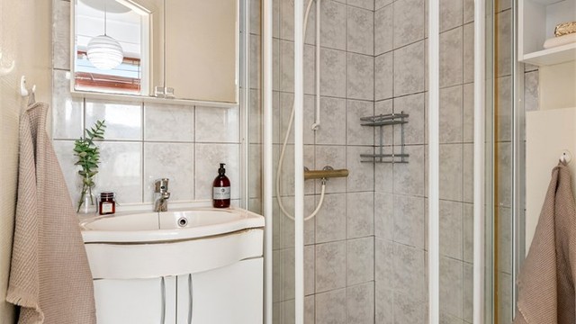 Badet er utstyrt med mekanisk avtrekksvifte i vegg. Leilighetens stoppekran er plassert i veggluken.