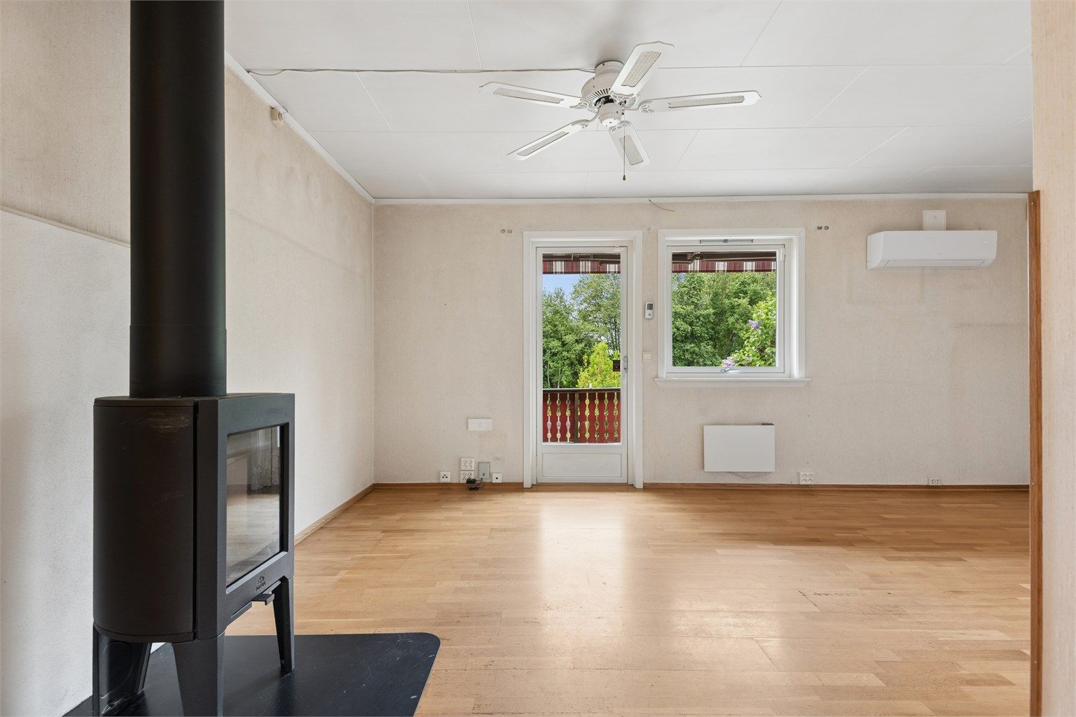 Fra oppholdsrommet er det adkomst til både terrasse og innglasset/innbygget veranda.