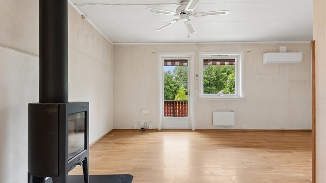 Fra oppholdsrommet er det adkomst til både terrasse og innglasset/innbygget veranda.