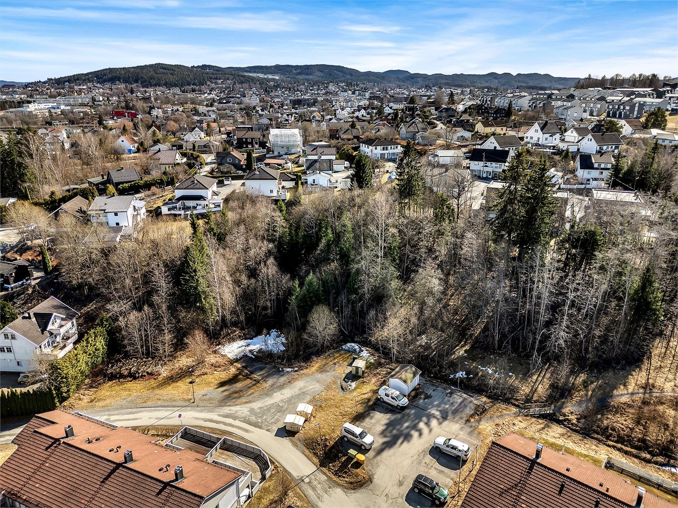 Tomten ligger rett ved turvei. Sørjordet er blindvei om det er mulig å få avkjøring fra denne veien
