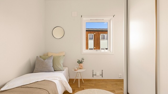 Soverom nummer to. Passer også perfekt som hjemmekontor. Her er det også montert praktisk skyvedørsgarderobe.