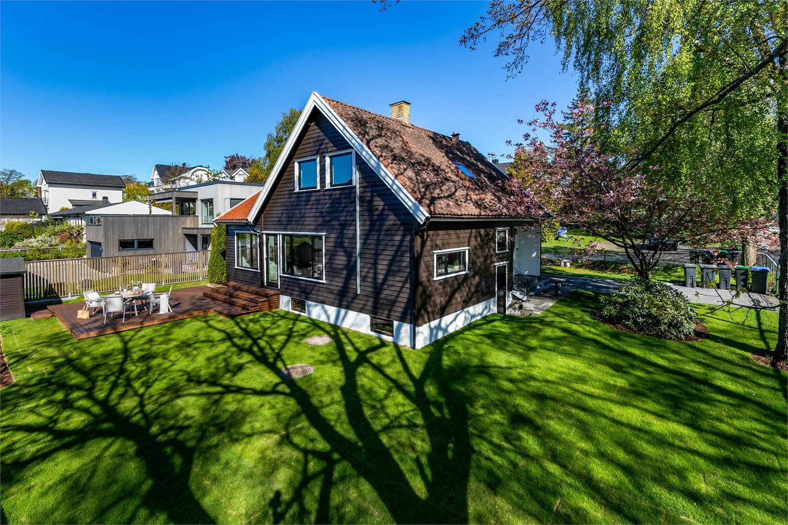Etter omfattende innvendig renovering siden høsten 2025 er boligen nå klar for innflytting. Utearealene er også oppgradert, hagen med ferdigplen. Fotograf; Børge Oppegård.