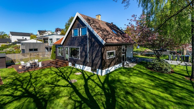 Etter omfattende innvendig renovering siden høsten 2025 er boligen nå klar for innflytting. Utearealene er også oppgradert, hagen med ferdigplen. Fotograf; Børge Oppegård.