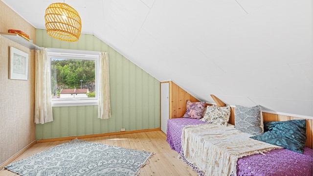 Soverom 3 - Praktisk rom med plass til seng, kontorpult og med nytt vindu