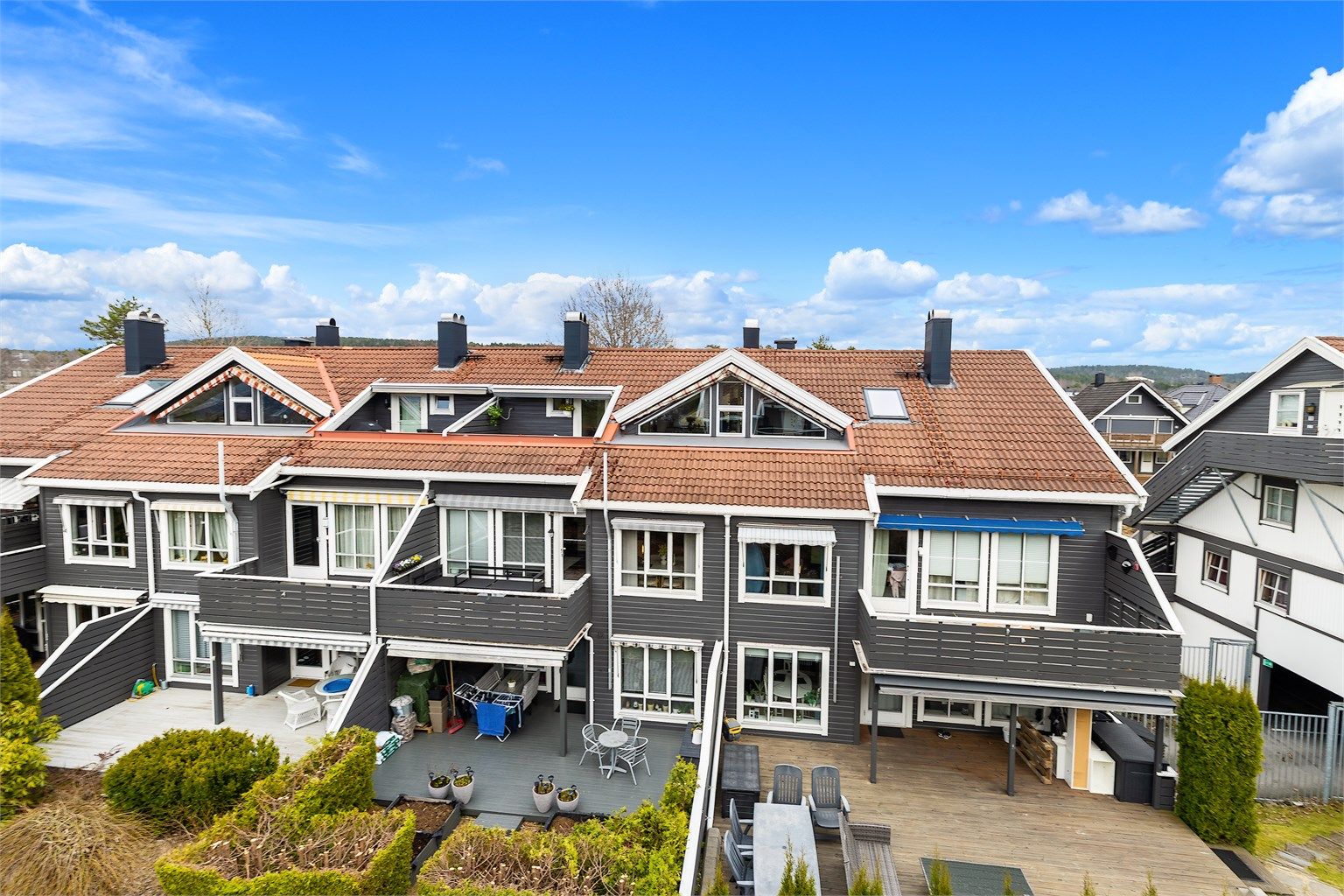 Bygget har en kombinasjon av liggende trekledning og metallplater på fasadene.