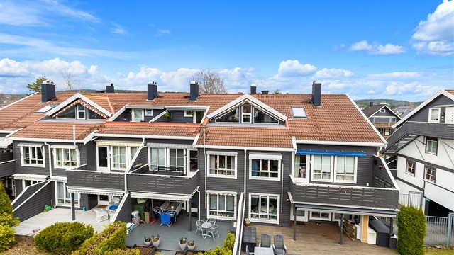 Bygget har en kombinasjon av liggende trekledning og metallplater på fasadene.