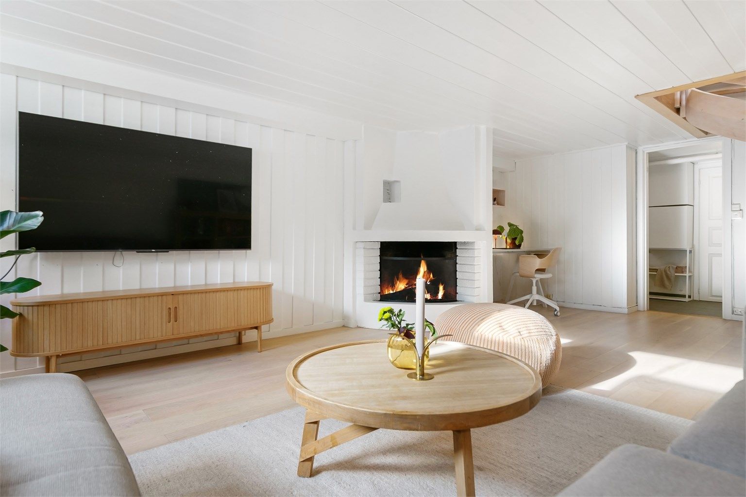 Kjellerstue med murt åpen peis for vedfyring og gulvvarme.