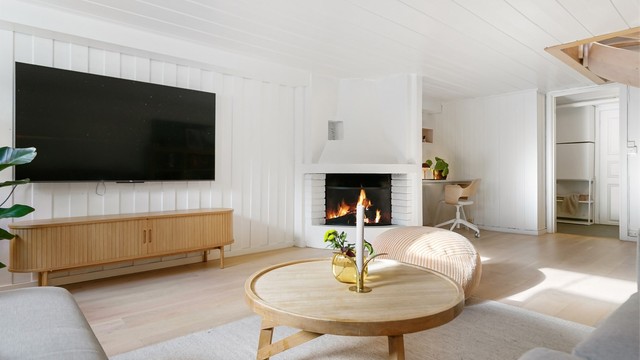 Kjellerstue med murt åpen peis for vedfyring og gulvvarme.