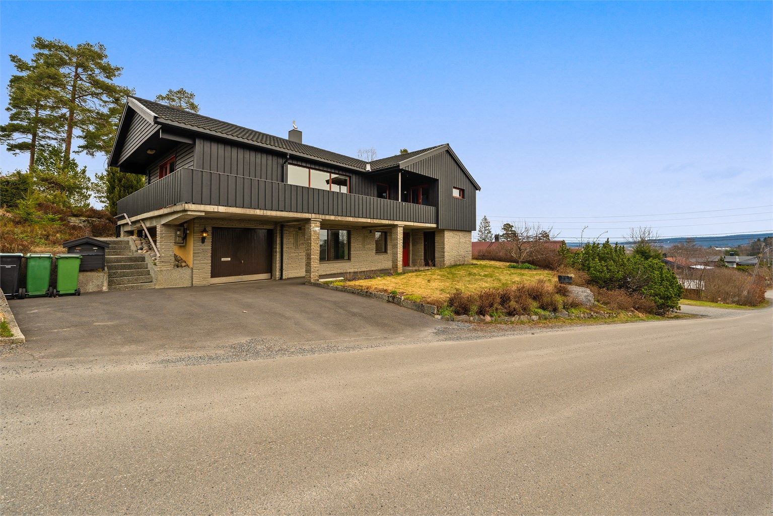 Boligen har en svært fleksibel planløsning med en egen, separat boenhet i underetasjen. Denne enheten har egen inngang og er ideell for utleie, en tenåringsavdeling eller som hjemmekontor.