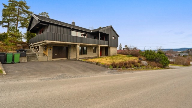 Boligen har en svært fleksibel planløsning med en egen, separat boenhet i underetasjen. Denne enheten har egen inngang og er ideell for utleie, en tenåringsavdeling eller som hjemmekontor.