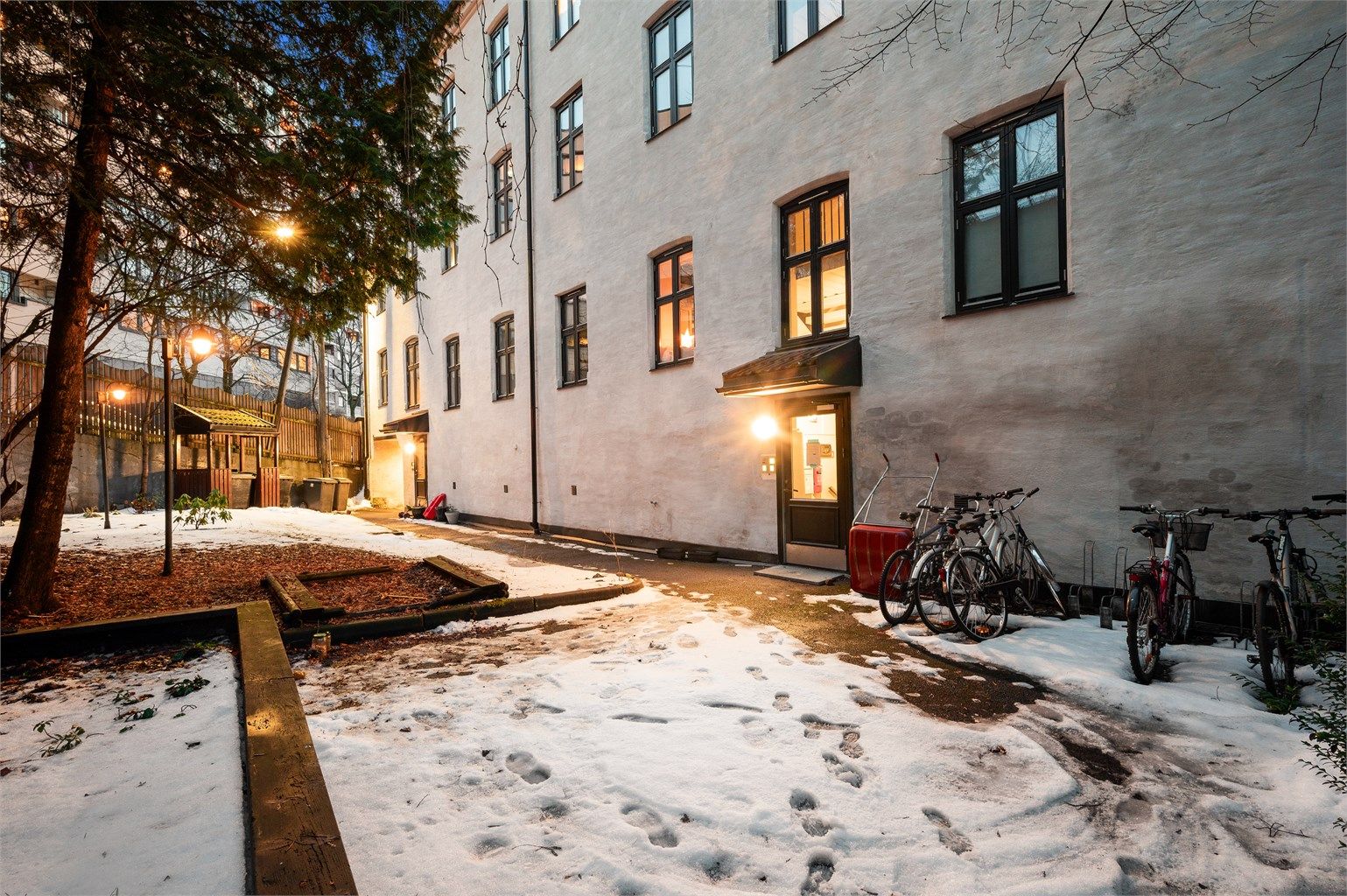 Leiligheten disponerer to eksterne boder, en på loftet og en i kjelleren, for gode lagringsmuligheter.