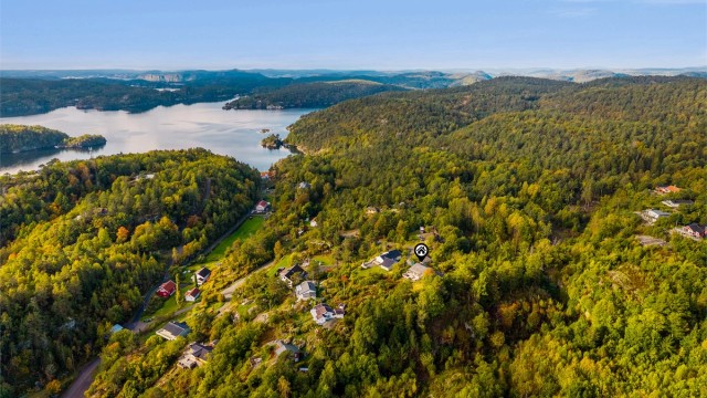 For et større servicetilbud er det kun ca. 25 minutter med bil til Stathelle sentrum.