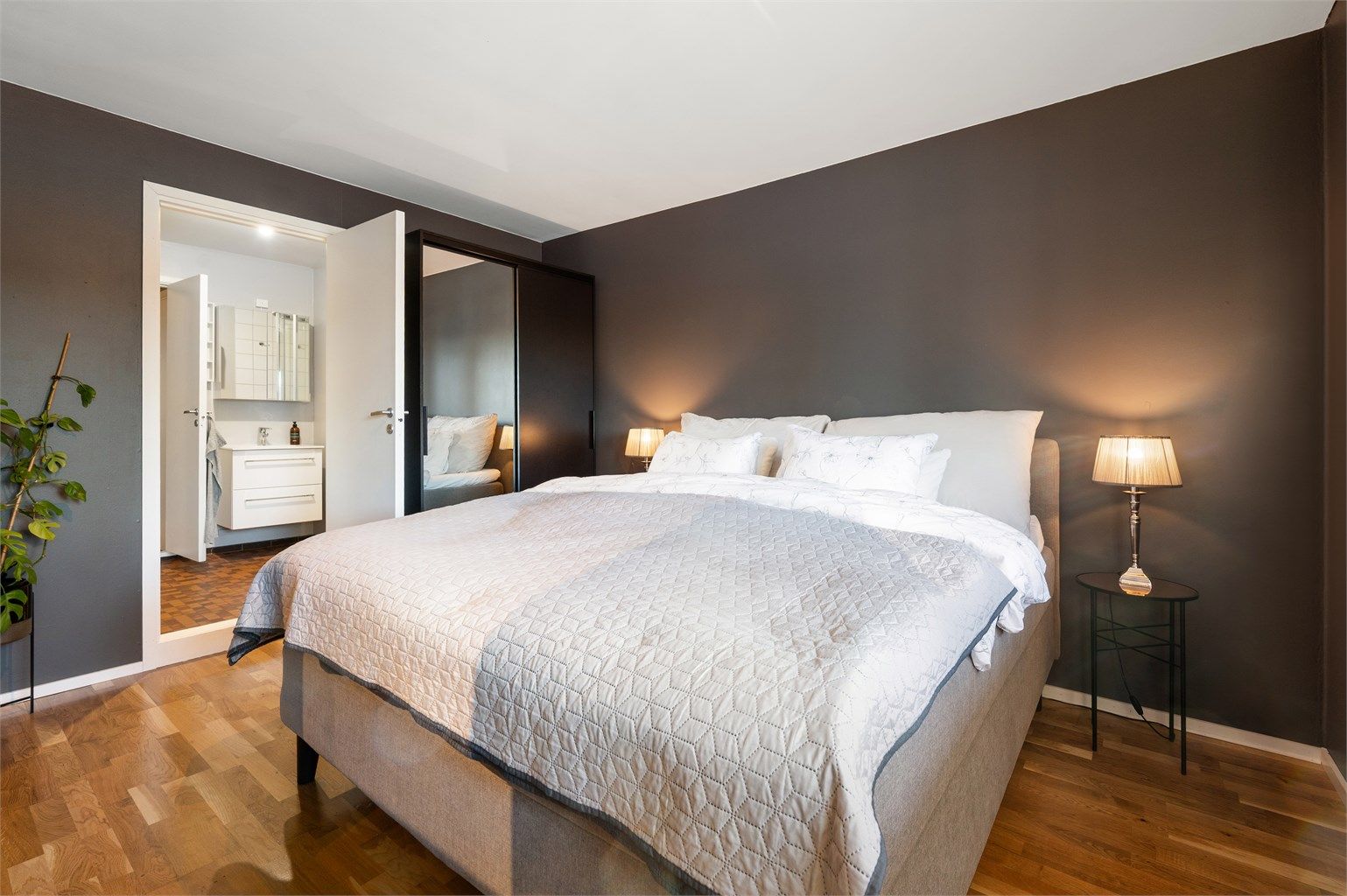 Hovedsoverommet er romslig og har god plass til dobbeltseng og garderobeløsning.