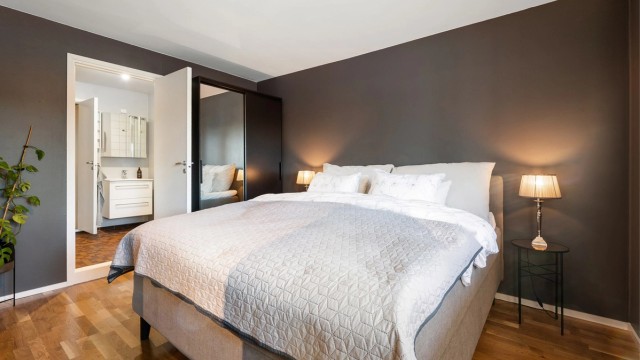 Hovedsoverommet er romslig og har god plass til dobbeltseng og garderobeløsning.