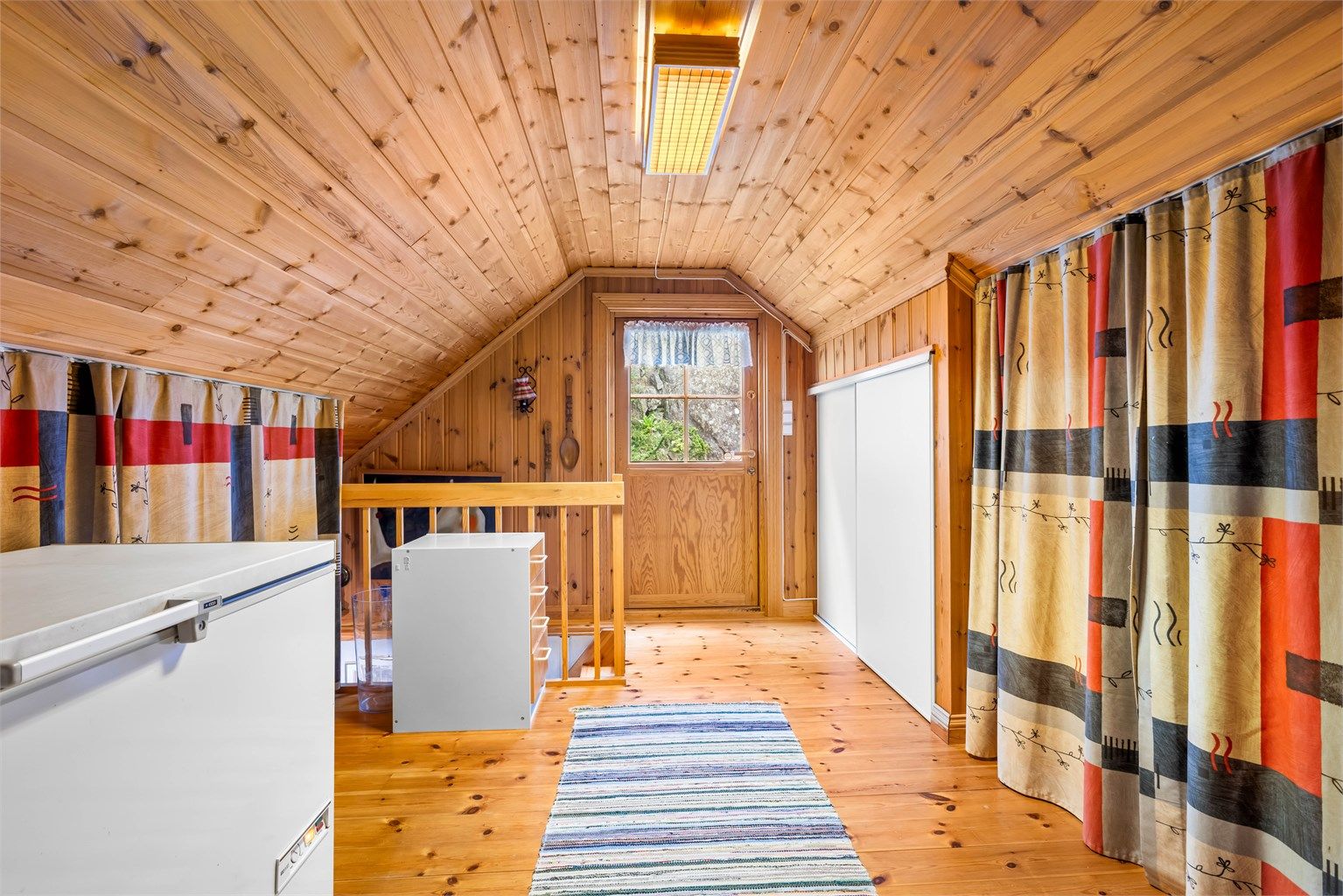 Loftsgang i Skålen med flere lagringsrom.
