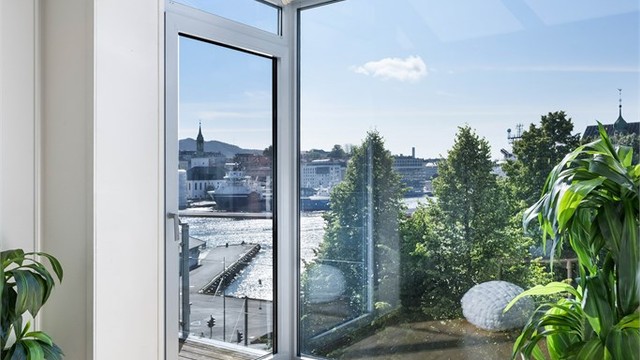 "Parkeringen" til Statsraad Lehmkuhl ligger like utenfor stuevinduet og balkongen.