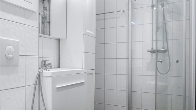 Badet ble oppgradert rundt 2015 og har flislagt gulv med elektrisk gulvvarme, vegghengt toalett og dusjhjørne.