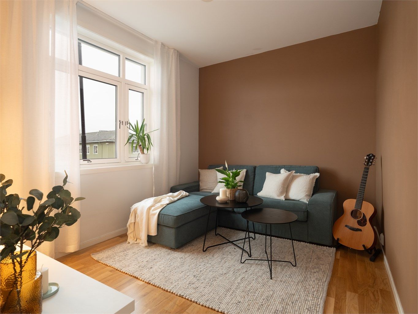 Soverommet ved siden av badet er på 10 kvm, benyttes i dag som ekstra stue. 