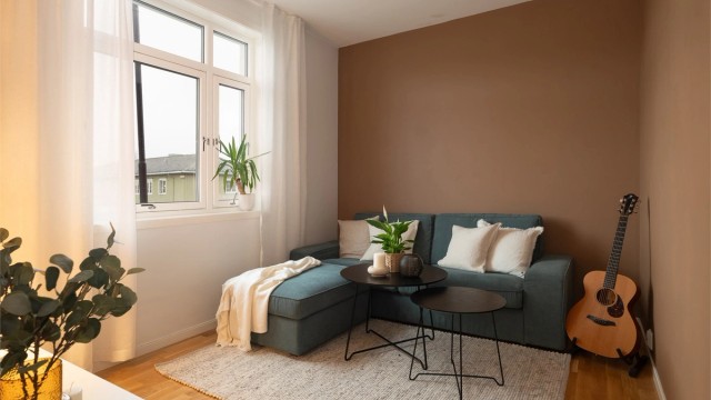 Soverommet ved siden av badet er på 10 kvm, benyttes i dag som ekstra stue.