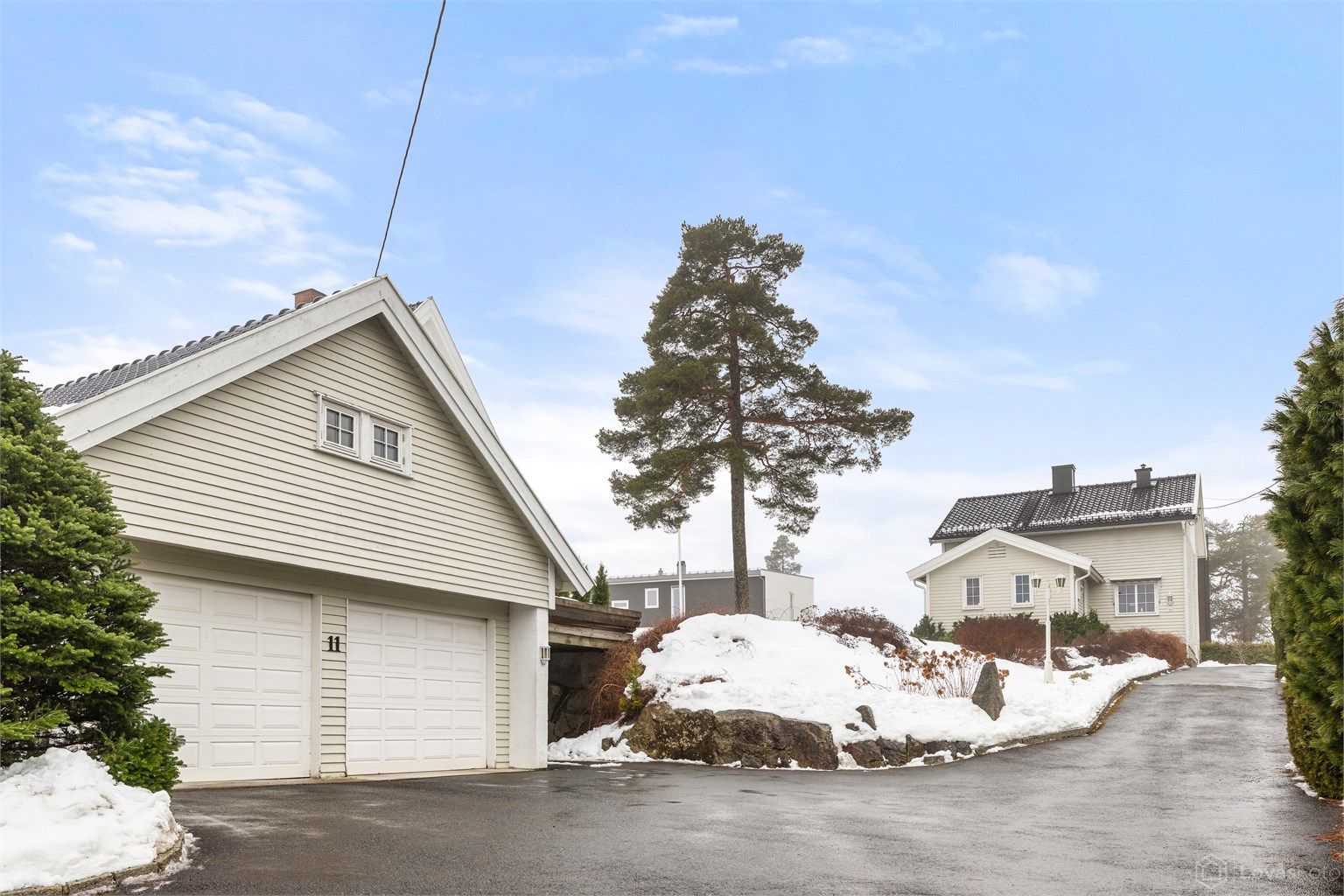 Stor frittliggende dobbelgarasje på 40 kvm. Egen utvendig adkomst til loftetasje på 28 kvm (gulvareal på 46 kvm) med rikelig med lagringsplass.
Biloppstillingsplasser på gårdsplassen