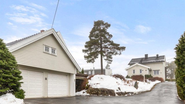 Stor frittliggende dobbelgarasje på 40 kvm. Egen utvendig adkomst til loftetasje på 28 kvm (gulvareal på 46 kvm) med rikelig med lagringsplass.
Biloppstillingsplasser på gårdsplassen