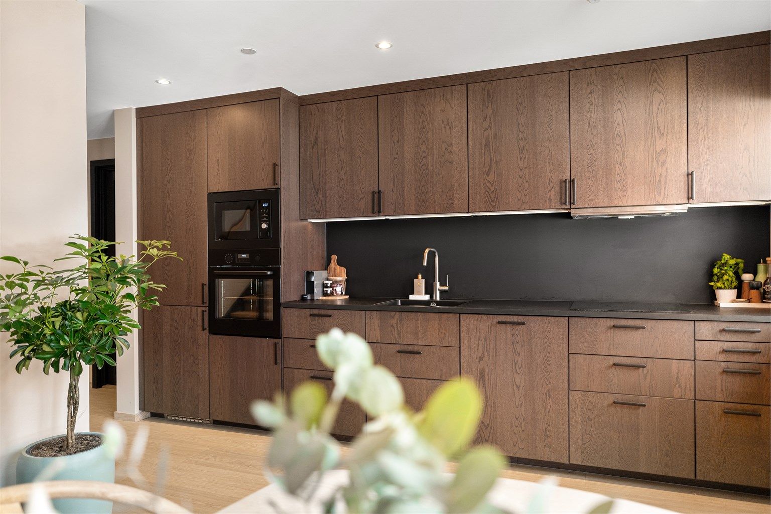 Kjøkkenet er fra IKEA og har godt med over- og underskap. 