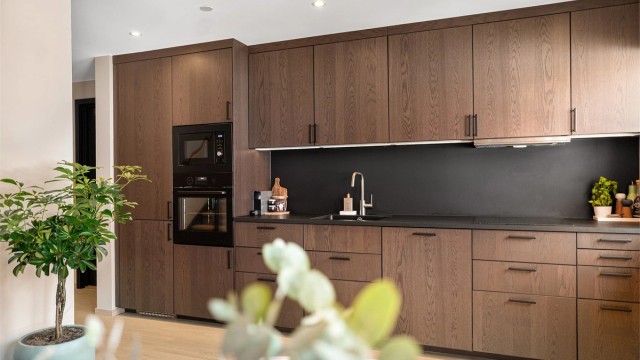 Kjøkkenet er fra IKEA og har godt med over- og underskap.