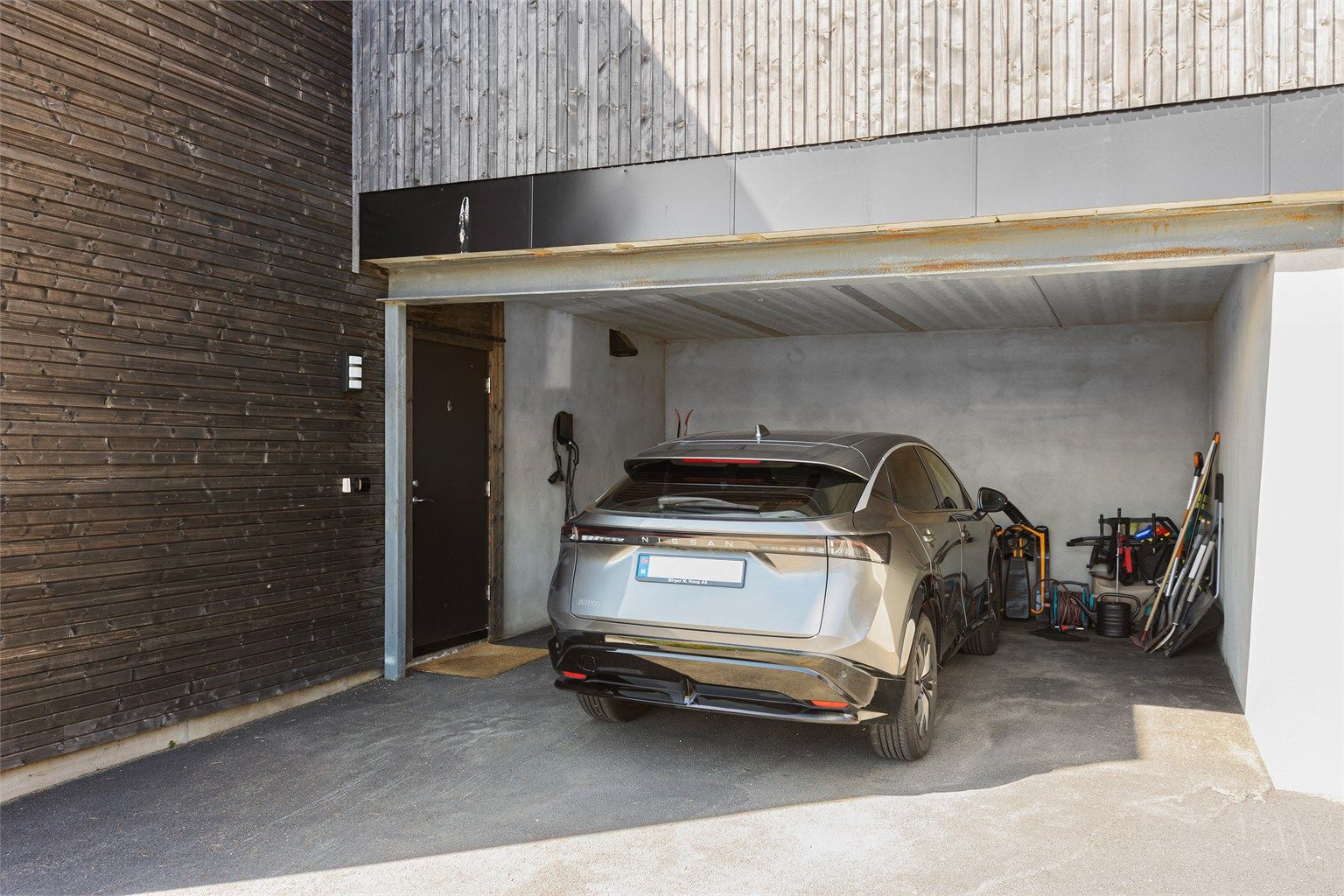 Til boligen hører egen carport med installert elbillader.