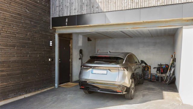 Til boligen hører egen carport med installert elbillader.