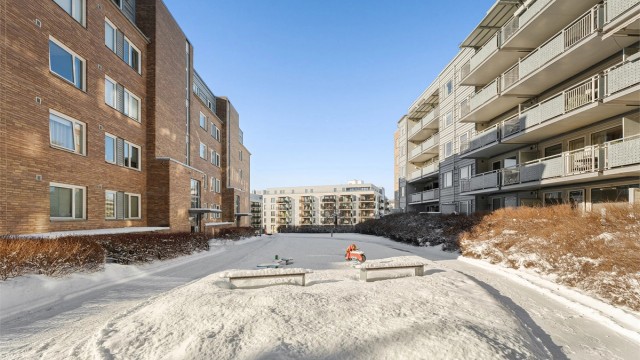 Området er barnevennlig med fellesarealer og lekeplass rett utenfor døren.