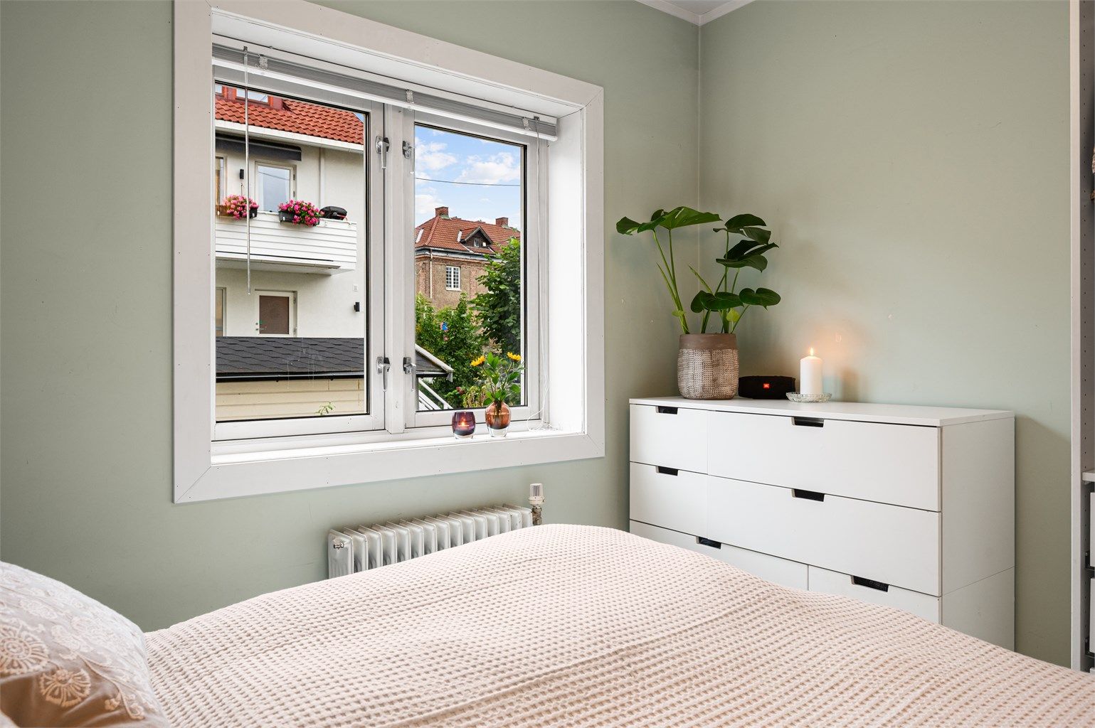 Det store vinduet slipper inn godt med naturlig lys.
