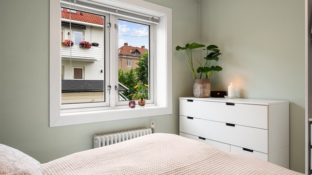 Det store vinduet slipper inn godt med naturlig lys.