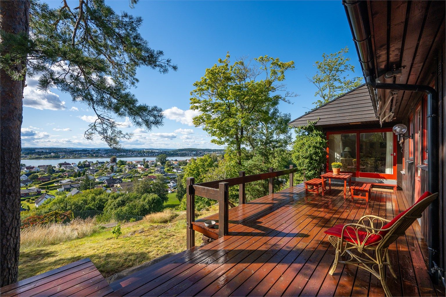 De solrike terrassene er et perfekt sted for å nyte utendørslivet, med spektakulær utsikt over fjorden og omgivelsene.