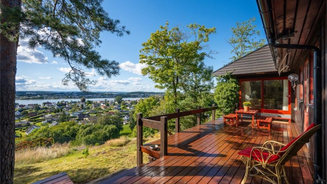 De solrike terrassene er et perfekt sted for å nyte utendørslivet, med spektakulær utsikt over fjorden og omgivelsene.