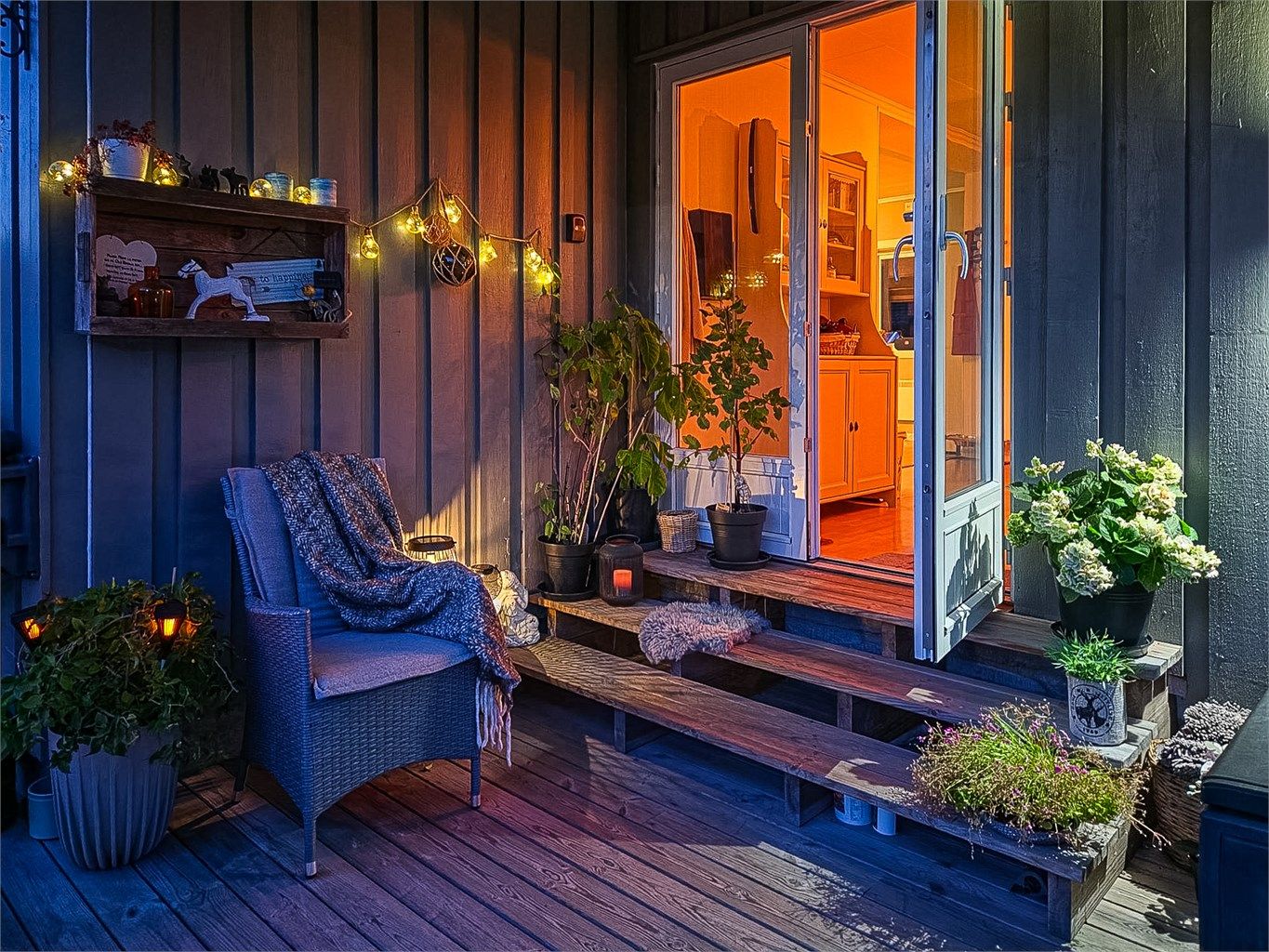 Detaljer fra terrassen og inngangen til kjøkkenet