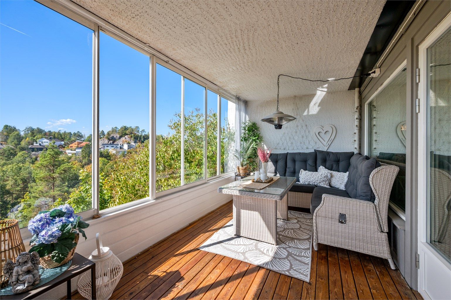 Romslig terrasse med overbygg og glassvegger