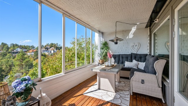 Romslig terrasse med overbygg og glassvegger